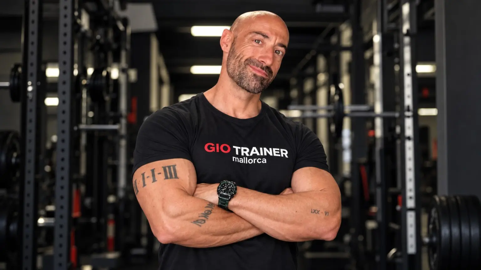 Gio, entrenador personal online y fundador de Gio Trainer, con los brazos cruzados